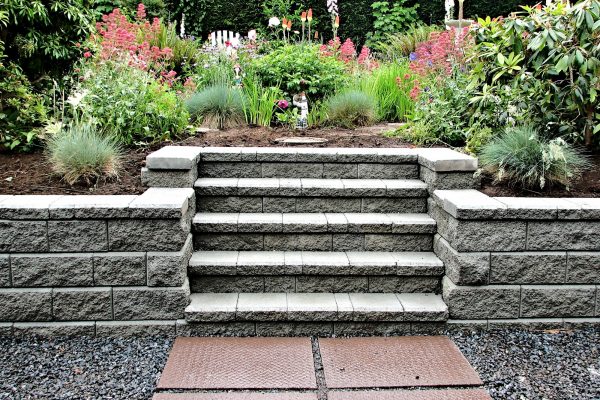 A,Beautiful,Block,Retaining,Wall,In,Gray,Color,With,Integrated